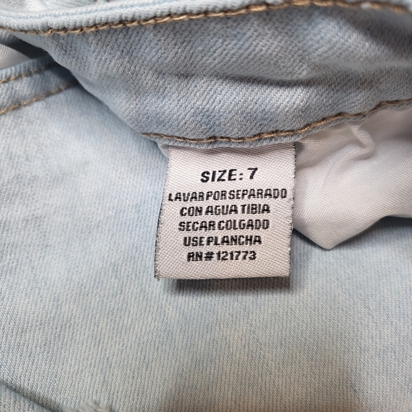 Gogo Jeans USA Light Wash Cropped Jeans - Size 7 - Distressed - Split Ankle - Picture 6 of 13